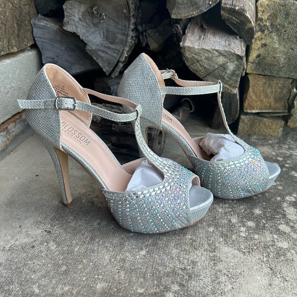 De Blossom Silver T-Strap Heels with Rhinestone Embellishments heels Sz-7.5. Ps - Picture 3 of 15